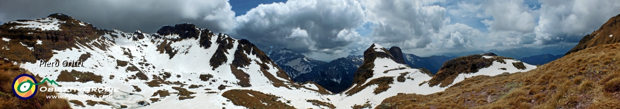 65 Panoramica dal Pietra Quadra ai Tre Pizzi .jpg